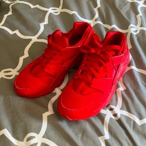 Red Nike harauches sneakers